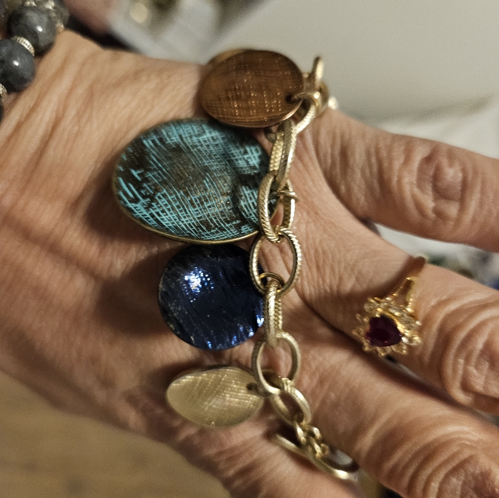 Pretty toggle bracelet
